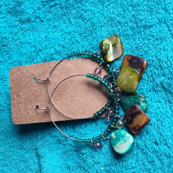 Jewelry - Dangling earrings with beads